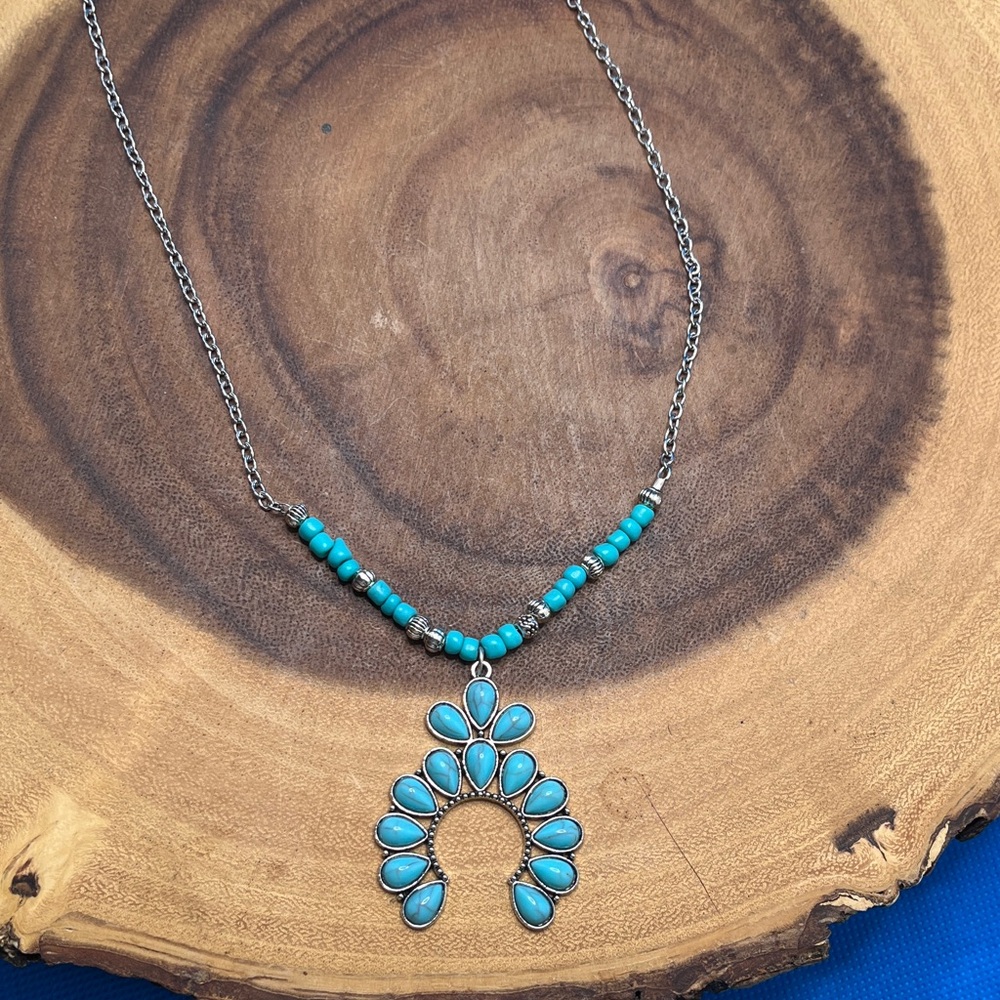 Chic Silver Necklace with Turquoise Accents